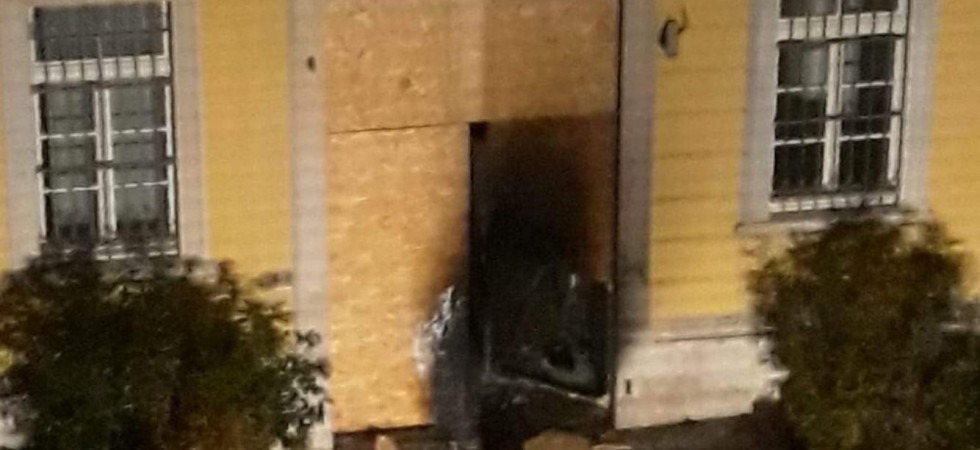 Incendiato nella notte il portone secondario del Tribunale di Rovereto